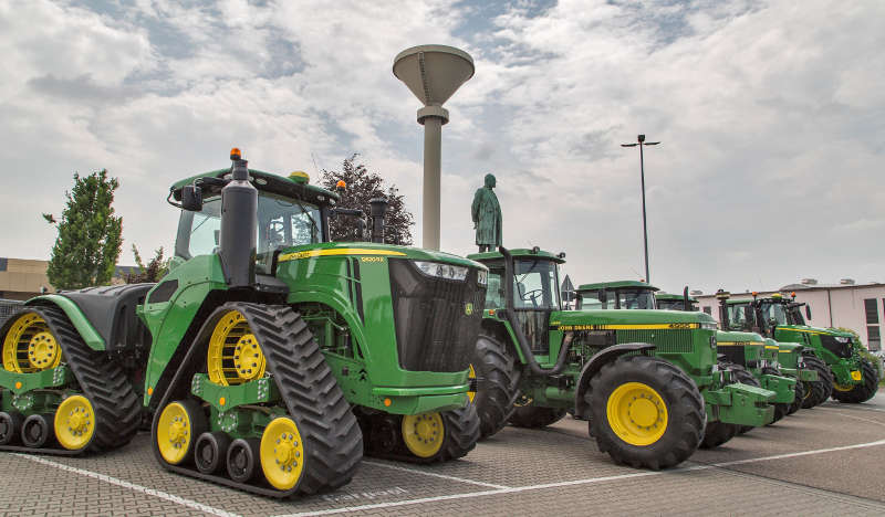 Traktoren vor Lanz (Foto: John Deere GmbH & Co. KG)