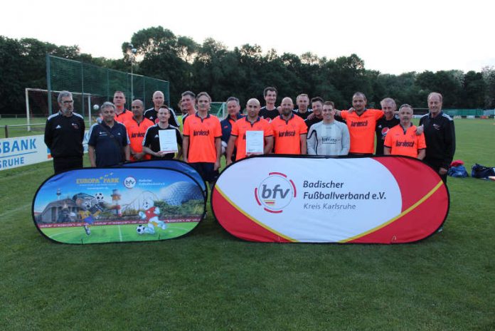 Ü40-Kleinfeldmeisterschaft; darauf: Sieger FC Berghausen (schwarze Trikots) und der Zweitplatzierte FV Leopoldshafen (orange Trikots) (Quelle: bfv)