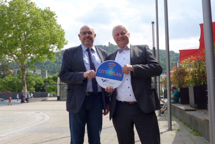 OB Heiner Bernhard und Stadtwerke-Geschäftsführer Peter Krämer (Foto: Stadt Weinheim)