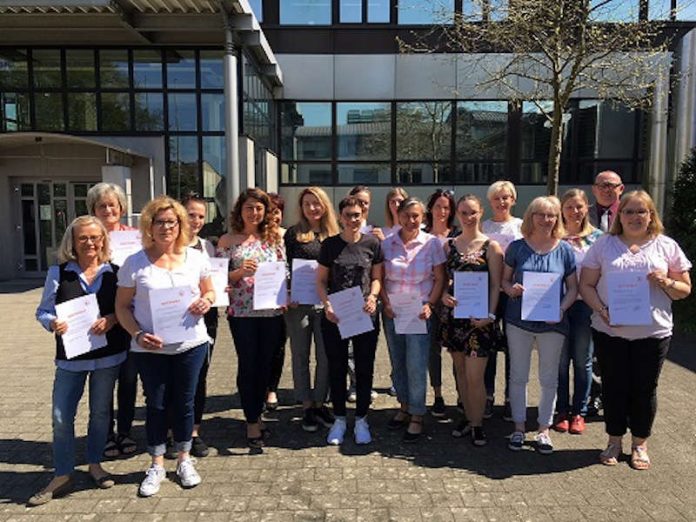 29 Absolventinnen nahmen bei Feierlichkeiten ihr Zertifikat entgegen (Foto: Kreisverwaltung Südwestpfalz) 29 Absolventinnen nahmen bei Feierlichkeiten ihr Zertifikat entgegen (Foto: Kreisverwaltung Südwestpfalz)