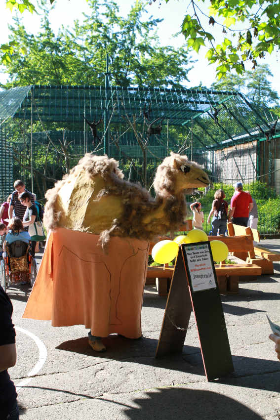 Das Zooschulmaskottchen „Dromi“ begrüßt traditionell die Kinder am Zooeingang (Foto: Zoo Landau)