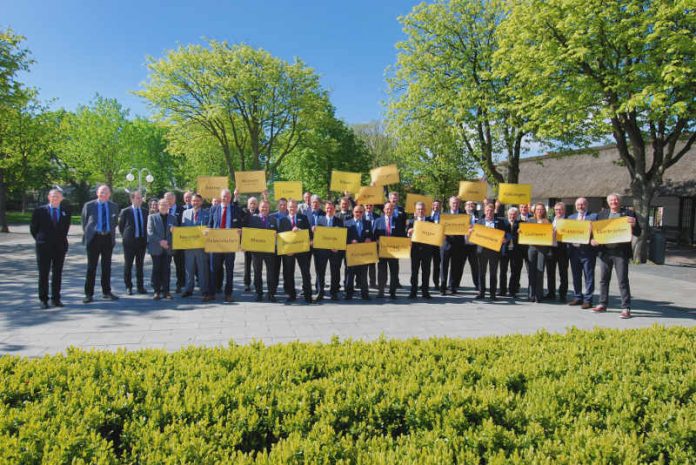 Die Bürgermeister und Oberbürgermeister des Aktionsbündnisses (Foto: Stadt Cuxhaven) Die Bürgermeister und Oberbürgermeister des Aktionsbündnisses (Foto: Stadt Cuxhaven)