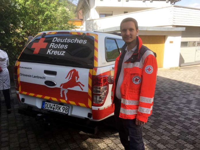 Bereitschaftsleiter Christian Astor mit dem neuen Geländewagen (Foto: DRK)