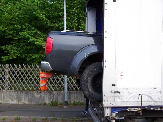 Da fehlte nicht mehr viel und der Pickup wäre auf der A4 gelandet