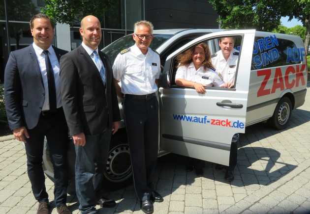 Polizeipräsident Günther Voß (Bildmitte) mit seiner Mitarbeiterin Conny Jehnert (2. von rechts) und seinen Mitarbeitern Daniel Muth, Christian Stahl und Rainer Knacker (von links)