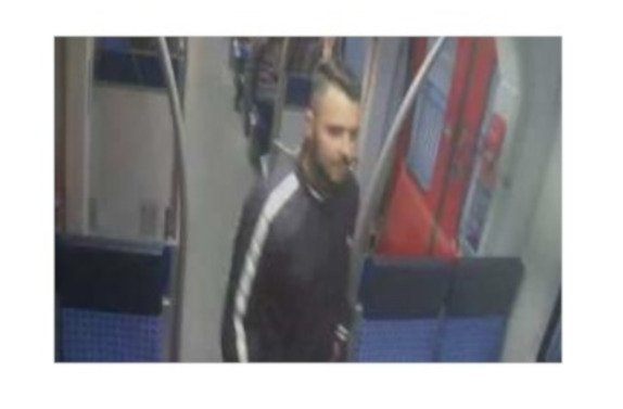Wer kennt diesen Mann? Hinweise umgehend an die Polizei Wer kennt diesen Mann? Hinweise umgehend an die Polizei
