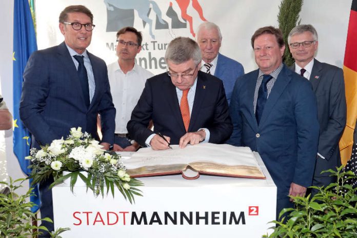 IOC-Präsident Dr. Thomas Bach trägt sich ins Goldene Buch ein (Foto: Stadt Mannheim / Christoph Blüthner) IOC-Präsident Dr. Thomas Bach trägt sich ins Goldene Buch ein (Foto: Stadt Mannheim / Christoph Blüthner)
