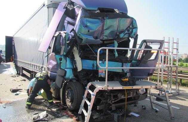 Lebensgefährliche Verletzungen zog sich der Fahrer dieses LKW zu