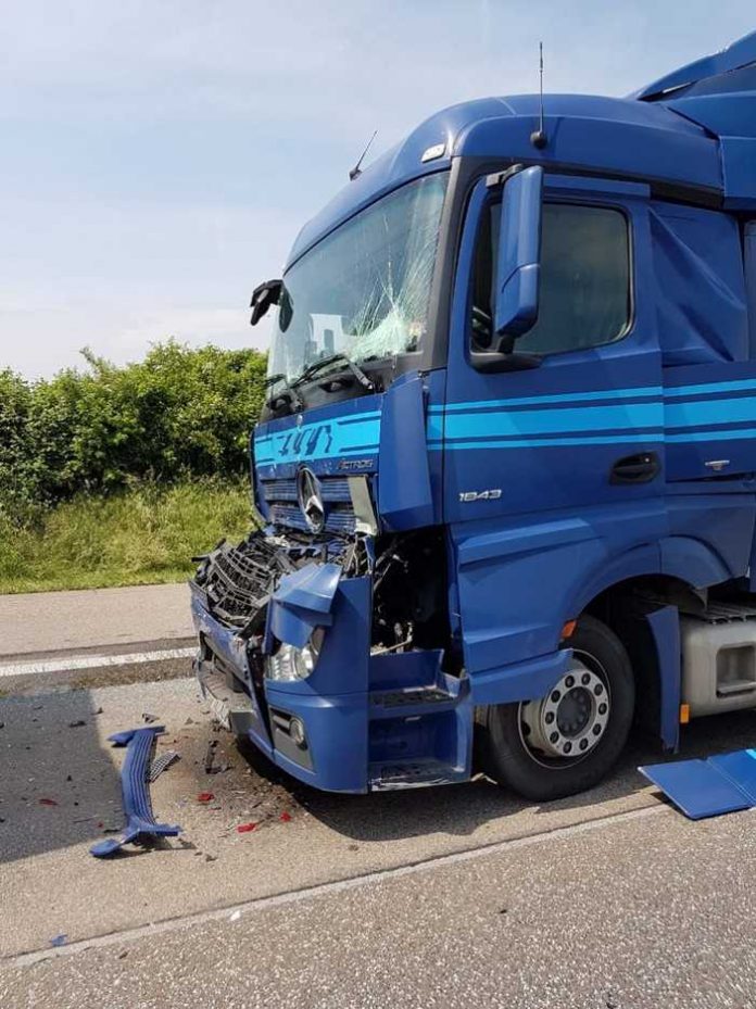 Einer der beteiligten LKW am Auffahrunfall bei Butzbach