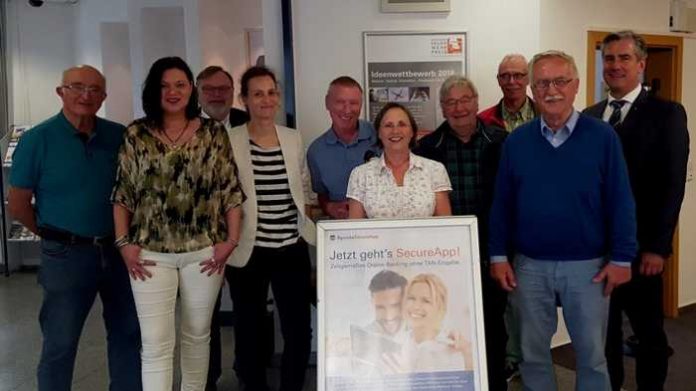 Mehrere Sicherheitsberater für Senioren und Rüdiger Fritz (rechts), Petra Dietl (zweite v.l.), Angelika Nailor (Geschäftsführerin Ehrenamt Gießen; hinter dem Kundenstopper) und Claudia Zanke (4. v.l.). Mehrere Sicherheitsberater für Senioren und Rüdiger Fritz (rechts), Petra Dietl (zweite v.l.), Angelika Nailor (Geschäftsführerin Ehrenamt Gießen; hinter dem Kundenstopper) und Claudia Zanke (4. v.l.).