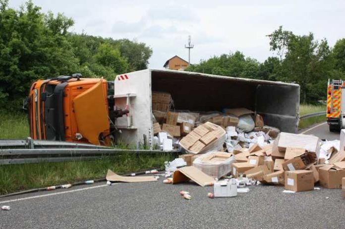 Das Foto zeigt den umgestürzten LKW im Abfahrtsbereich