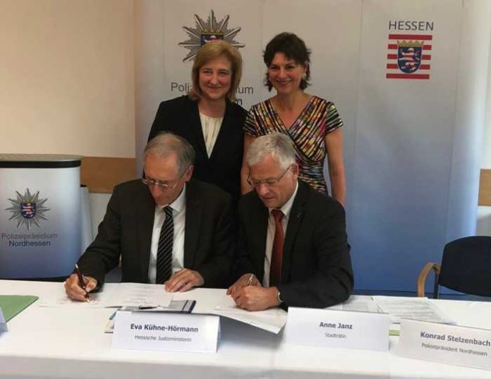 h.l.: Justizministerin Eva Kühne-Hörmann, Stadträtin Anne Janz v.l.: Leiter Staatsanwaltschaft Kassel Horst Streiff, Polizeipräsident Nordhessen Konrad Stelzenbach h.l.: Justizministerin Eva Kühne-Hörmann, Stadträtin Anne Janz v.l.: Leiter Staatsanwaltschaft Kassel Horst Streiff, Polizeipräsident Nordhessen Konrad Stelzenbach