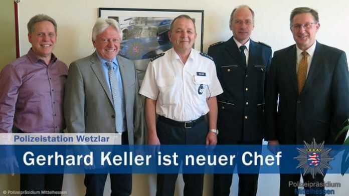 Erster Polizeihauptkommissar Gerhard Keller (Bildmitte) ist neuer Leiter der Polizeistation Wetzlar. Zur Einführung gratulieren: Personalratsvorsitzender des Polizeipräsidiums Mittelhessen, Polizeihauptkommissar Holger Schmidt (1. v.l.), der Leiter der Abteilung Einsatz im Polizeipräsidium Mittelhessen Erster Polizeihauptkommissar Gerhard Keller (Bildmitte) ist neuer Leiter der Polizeistation Wetzlar. Zur Einführung gratulieren: Personalratsvorsitzender des Polizeipräsidiums Mittelhessen, Polizeihauptkommissar Holger Schmidt (1. v.l.), der Leiter der Abteilung Einsatz im Polizeipräsidium Mittelhessen