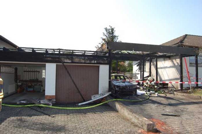 Brand Carport mit Pkw und Folgeschäden Nachbaranwesen Brand Carport mit Pkw und Folgeschäden Nachbaranwesen