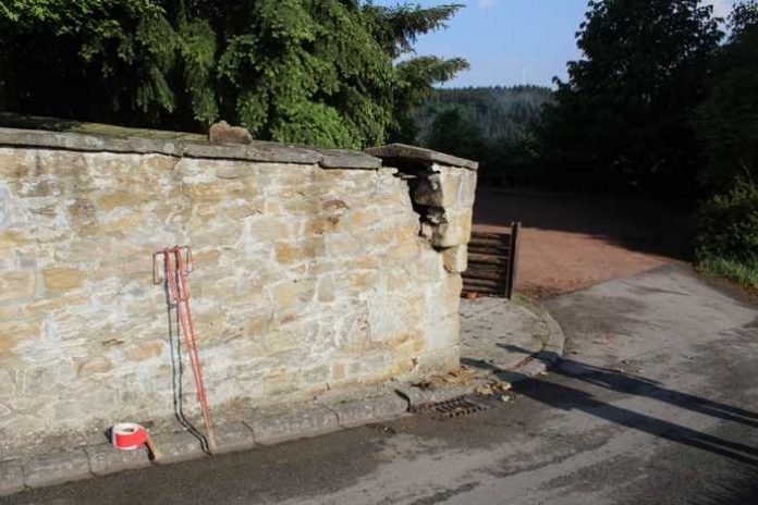 Schaden an der Friedhofsmauer Schaden an der Friedhofsmauer