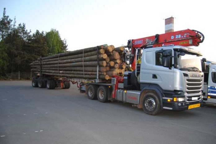 Deutlich überladener Transporter Deutlich überladener Transporter