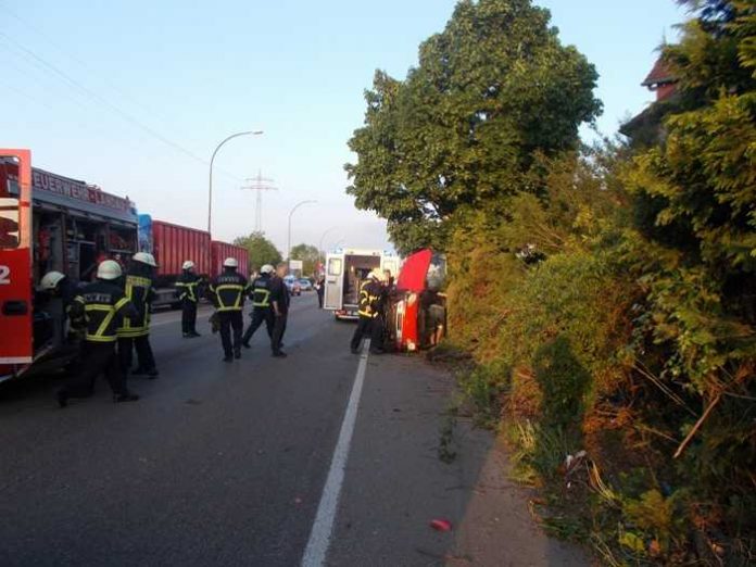 Erst begeht sie Unfallflucht, dann endet die Fahrt hier - Führerschein weg - Strafanzeige