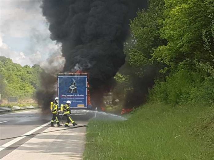 Fahrzeugvollbrand eines Sattelschleppers Fahrzeugvollbrand eines Sattelschleppers