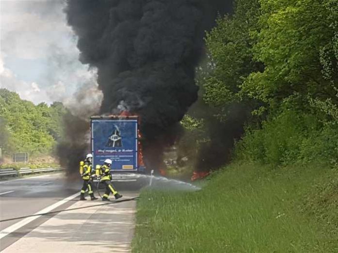 Fahrzeugvollbrand eines Sattelschleppers