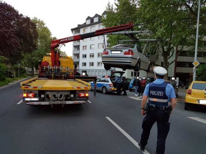 Dieser PKW wird zur Begutchtung abgeschleppt. Auf den Halter kommen erhebliche Kosten zu Dieser PKW wird zur Begutchtung abgeschleppt. Auf den Halter kommen erhebliche Kosten zu
