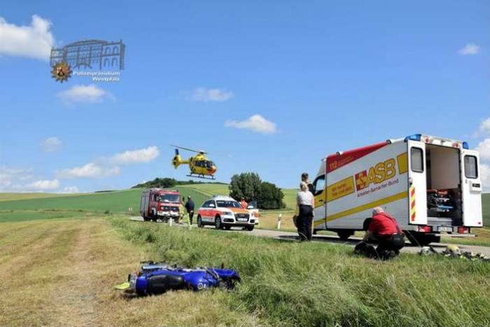 Die Motorradfahrerin war mehrere Meter durch die Luft geflogen und dann in der angrenzenden Wiese aufgeschlagen. Die Frau erlitt schwere Verletzungen; die Maschine wurde total beschädigt