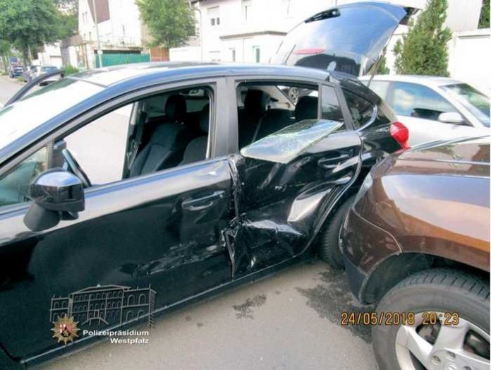 Beim Wenden auf der Fahrbahn kam es zum Zusammenstoß der beiden Fahrzeuge, die dabei erheblich beschädigt wurden Beim Wenden auf der Fahrbahn kam es zum Zusammenstoß der beiden Fahrzeuge, die dabei erheblich beschädigt wurden