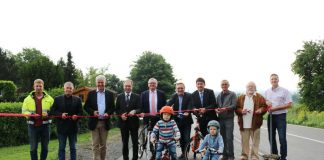 Der Radweg zwischen Rommersheim und Armsheim ist eröffnet: Bei Regenwetter zerschnitten die Ehrengäste das rote Band. (Foto: Simone Stier)