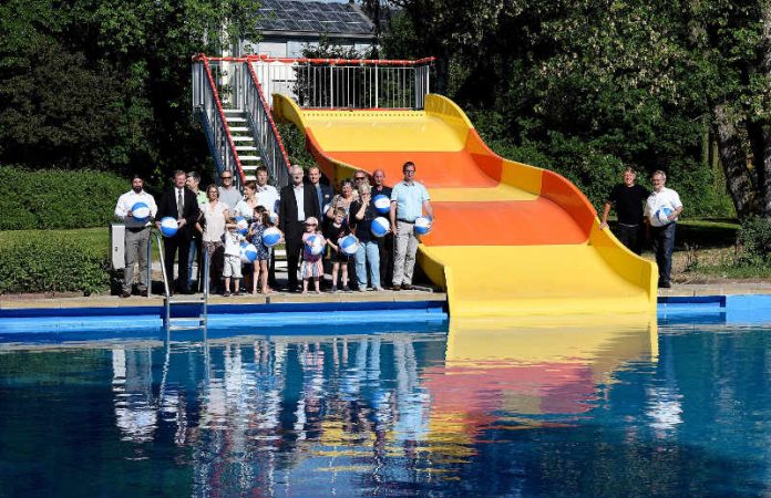 Vertreter des Stadtrats, Bezirksbeirats, Förderclub Freibad Sandhofen e.V. mit Unterstützern und des Fachbereichs Sport und Freizeit bei der Besichtigung der neuen Wasserrutsche im Freibad Sandhofen (Quelle: Stadt Mannheim / Foto: Thomas Tröster)