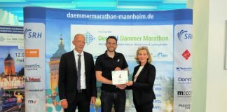 Startnummernübergabe an Podiums-Favorit Matthias Müller (ASICS FRONTRUNNER/TSG Weinheim; Mitte). Rechts Simone Kuhn, Marketing-Leiterin SRH, Links Christian Herbert, Geschäftsführer der Sporteventagentur M3. (Foto: PIX Sportfotos)