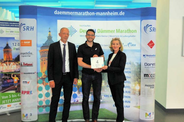 Startnummernübergabe an Podiums-Favorit Matthias Müller (ASICS FRONTRUNNER/TSG Weinheim; Mitte). Rechts Simone Kuhn, Marketing-Leiterin SRH, Links Christian Herbert, Geschäftsführer der Sporteventagentur M3. (Foto: PIX Sportfotos)