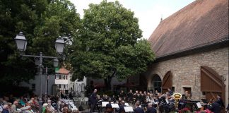 Das Landespolizeiorchester Rheinland-Pfalz im historischen Von-Busch-Hof (Foto: Holger Knecht)