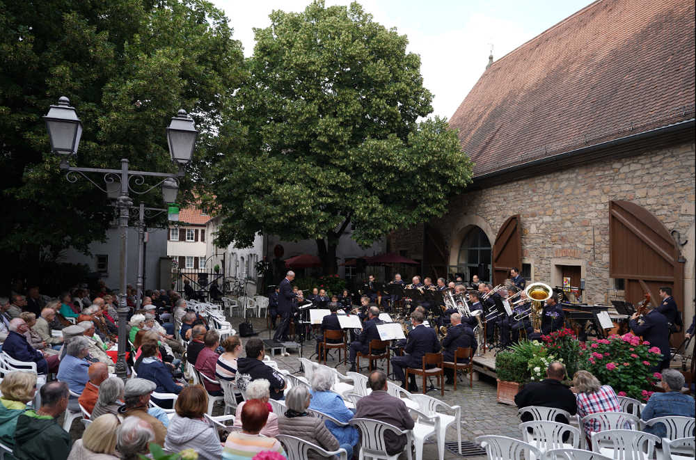 Das Landespolizeiorchester Rheinland-Pfalz im historischen Von-Busch-Hof (Foto: Holger Knecht)