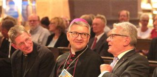 Festakt zum Jubiläum "1.000 Jahre Wormser Dom" (v.l.n.r.): Propst Tobias Schäfer, Bischof Peter Kohlgraf und der frühere Bundespräsident Joachim Gauck. (Foto: Bistum Mainz / Blum)