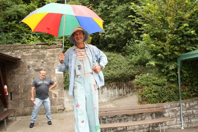 Roland Schleihauf, Leiter des Festkomitees, wird auch in diesem Jahr beim Sommerfest des GRN-Betreuungszentrums Sinsheim wieder seinen „Nebenberufen“ als Zauberer und Stelzenläufer nachgehen. (Foto: GRN)