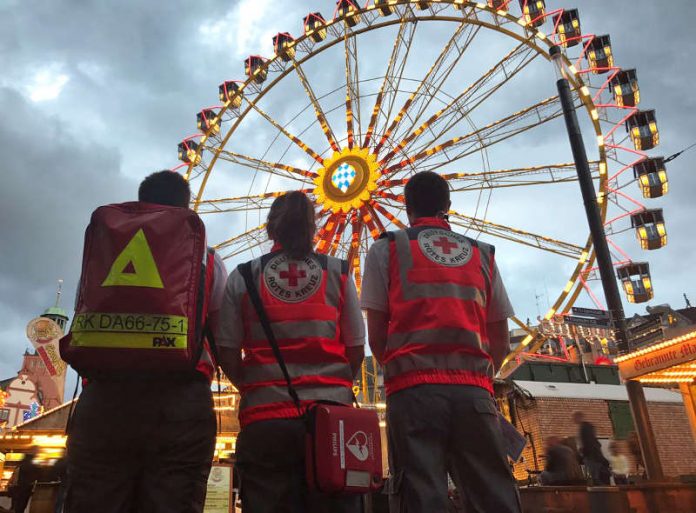 Alles in Ordnung? Oder braucht jemand Hilfe? DRK-Fußtrupps gehen wäh- rend des Heinerfestes regelmäßig auf Streife. (Foto: Sven Reymendt / DRK Darmstadt)