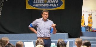 Staatsekretär Salvatore Barbaro eröffnete den LESESOMMER 2018 in der Stadtbücherei Frankenthal (Foto: Landesbibliothekszentrum RLP)