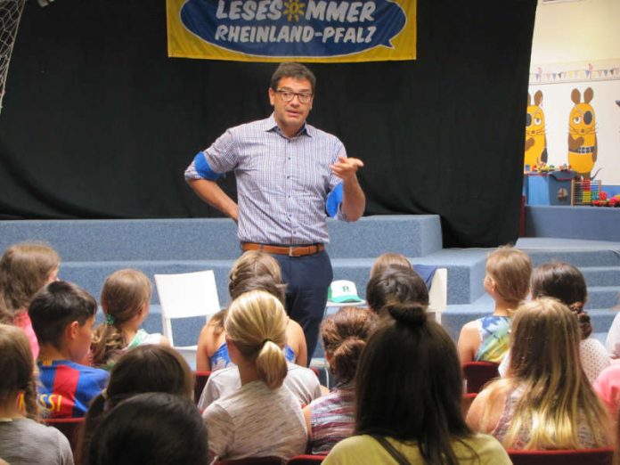 Staatsekretär Salvatore Barbaro eröffnete den LESESOMMER 2018 in der Stadtbücherei Frankenthal (Foto: Landesbibliothekszentrum RLP)