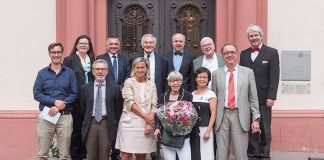 Prof. Dr. Annette Grüters-Kieslich (vordere Reihe, 3. von links) und Edgar Reisch (hintere Reihe, 2. von links) vom Vorstand des Universitätsklinikums Heidelberg gedachten gemeinsam mit Festrednern, Kollegen und Weggefährten des großen Mediziners Prof. Dr. Horst Bickel. Ins Leben gerufen wurde die Veranstaltung von Prof. Dr. Georg Hoffmann (vordere Reihe, 2. von rechts), dem Ärztlichen Direktor des Zentrums für Kinder- und Jugendmedizin. Blumen gab es für Dr. Ursula Wachtel, einer Weggefährtin von Horst Bickel, die mit ihm gemeinsam die Diät zur Behandlung der Phenylketonurie entwickelte. (Foto: Universitätsklinikum Heidelberg)