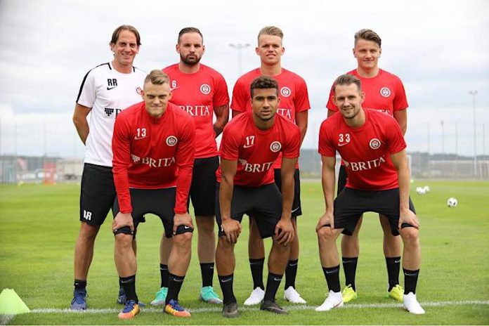 Trainer Rüdiger Rehm mit den Neuzugängen (hinten v. l.) Giuliano Modica, Nicklas Shipnoski, Stefan Lorenz, (vorne v. l.) René Guder, Daniel-Kofi Kyereh und Marc Wachs. (Foto: svww.de)