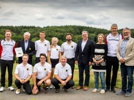 v.l. James Taylor (Bundestrainer), Dr. Joachim Hinz (Präsident HD-Lobenfeld), Nico Guldan (Deafgolf-Kader), Amelie Gonzalez Podbicanin , Allen John (beide St. Leon Rot), Gert Bartmann (Olympiasttützpukt), Anja Siegert (Team Tokio Rhein-Neckar), Marc Brücher (Präsident DGS), Steffen Rosewig (Vizepräsident DGS), vordere Reihe v.l. Paul Neumann, Matthias Becherer, Peter Scheel (alle Deafgolf-Kader) (Foto: Tobias Dittmer)