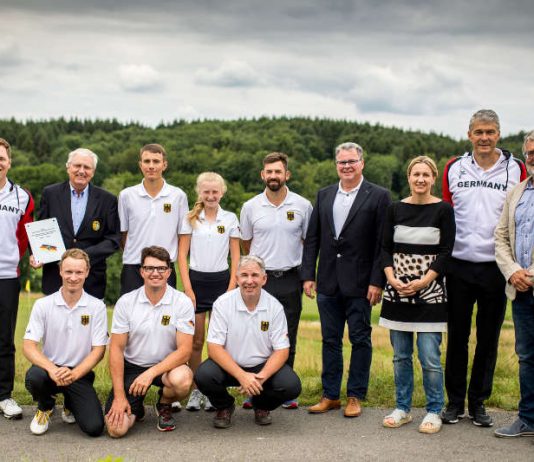 v.l. James Taylor (Bundestrainer), Dr. Joachim Hinz (Präsident HD-Lobenfeld), Nico Guldan (Deafgolf-Kader), Amelie Gonzalez Podbicanin , Allen John (beide St. Leon Rot), Gert Bartmann (Olympiasttützpukt), Anja Siegert (Team Tokio Rhein-Neckar), Marc Brücher (Präsident DGS), Steffen Rosewig (Vizepräsident DGS), vordere Reihe v.l. Paul Neumann, Matthias Becherer, Peter Scheel (alle Deafgolf-Kader) (Foto: Tobias Dittmer)