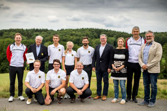 v.l. James Taylor (Bundestrainer), Dr. Joachim Hinz (Präsident HD-Lobenfeld), Nico Guldan (Deafgolf-Kader), Amelie Gonzalez Podbicanin , Allen John (beide St. Leon Rot), Gert Bartmann (Olympiasttützpukt), Anja Siegert (Team Tokio Rhein-Neckar), Marc Brücher (Präsident DGS), Steffen Rosewig (Vizepräsident DGS), vordere Reihe v.l. Paul Neumann, Matthias Becherer, Peter Scheel (alle Deafgolf-Kader) (Foto: Tobias Dittmer)