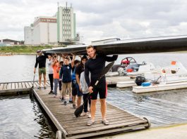 Weltmeister Max Lemke und Trainingspartner Björn Barthel (beide WSV Sandhofen) stemmen das lange Vierer-Kajak gemeinsam mit den begeisterten KinderHelden Kindern. (Foto: Team Tokio Metropolregion Rhein-Neckar)