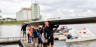 Weltmeister Max Lemke und Trainingspartner Björn Barthel (beide WSV Sandhofen) stemmen das lange Vierer-Kajak gemeinsam mit den begeisterten KinderHelden Kindern. (Foto: Team Tokio Metropolregion Rhein-Neckar)