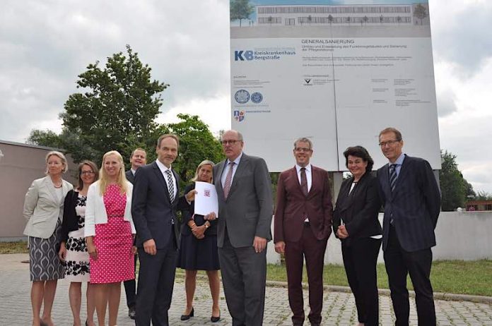 Gesundheitsminister Stefan Grüttner übergibt den Förderbescheid für die Sanierung des Kreiskrankenhauses. (Foto: Kreis Bergstraße) Gesundheitsminister Stefan Grüttner übergibt den Förderbescheid für die Sanierung des Kreiskrankenhauses. (Foto: Kreis Bergstraße)
