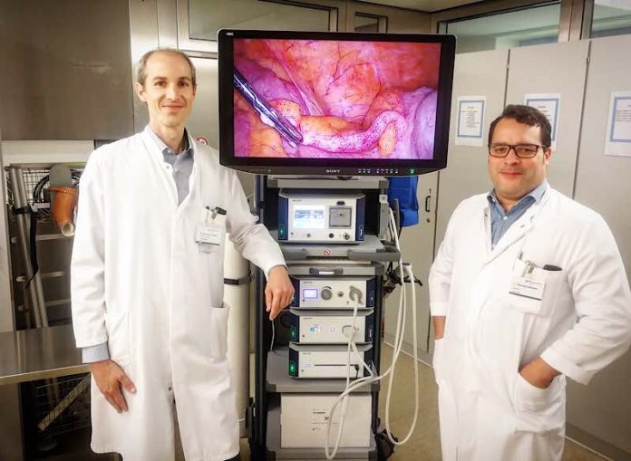 Dr. med. Jens Jonescheit (links), Chefarzt Allgemein- und Viszeralchirurgie und Richard Becker (rechts), Oberarzt Allgemein- und Viszeralchirurgie. (Foto: Heilig-Geist Hospital Bensheim)