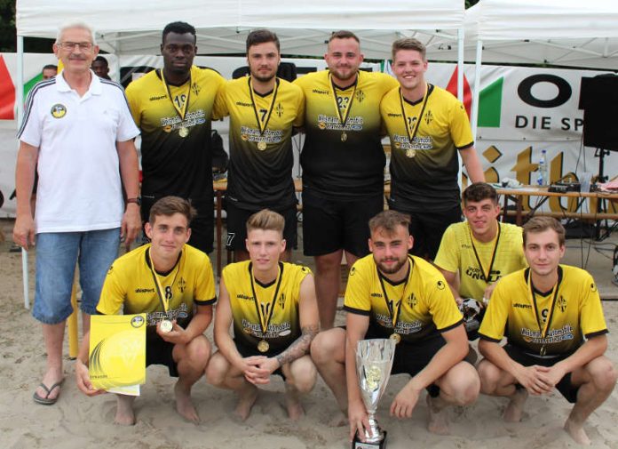 SWFV-Vizepräsident Jürgen Veth mit den Siegern des 4. SWFV Beachsoccer-Cup, BSC Oppau (Foto: SWFV)