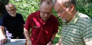 Imker Frank Mikley zeigt Förster Siegfried Weiter seine Bienenvölker. Sie haben viel Edel-Kastanien-Honig gesammelt (Foto: Landeforsten RLP/F. Mikley)