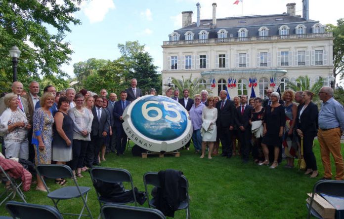 Am vergangenen Wochenende konnte Ettlingen mit seiner französischen Partnerstadt Epernay das 65-jährige Jubiläum feiern. Eine überdimensionale Champagner-Kapsel wird an das Jubiläum erinnern. (Foto: Stadtverwaltung Ettlingen)