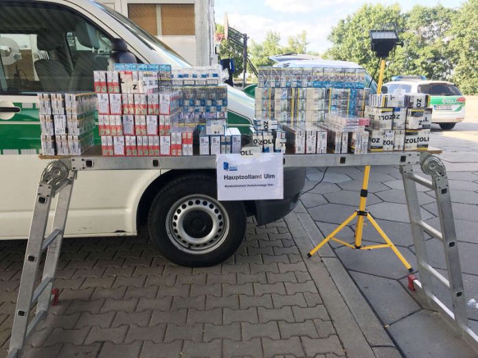 Am Ende zählten die Zöllner 75 Stangen Schmuggelzigaretten, versteckt in Chipstüten und Kindersocken. (Foto: Hauptzollamt Ulm) Am Ende zählten die Zöllner 75 Stangen Schmuggelzigaretten, versteckt in Chipstüten und Kindersocken. (Foto: Hauptzollamt Ulm)